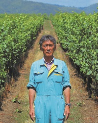 <p>北海道ワイン株式会社の直轄・自社農場として1972年に創業。総敷地面積は447ha。日本で最も広いワインブドウ畑約100haを持つ鶴沼ワイナリー。日本では難しいとされていた欧州系品種の栽培を試行錯誤しながら成功させました。現在は約50種類を栽培し、ゲヴュルツトラミネール、ピノブラン、ツヴァイゲルトなどが主力品種。第4回農業賞「奨励賞」を受賞。</p>