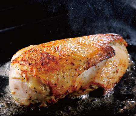 高たんぱく・低カロリーの若鶏ムネ肉を、 スパイスの香りよく焼き上げました。
