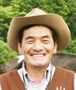 <p>９年間にわたり日本初の有機酪農に取り組んでいる。有機認証を受けた畑で自給飼料を育て、不足分は自ら視察してきた安全を保証できるアメリカの有機飼料を輸入し活用していますが、将来的に自給率１００％を目指して努力を続けています。（写真：会長の山田 照夫さん）</p>