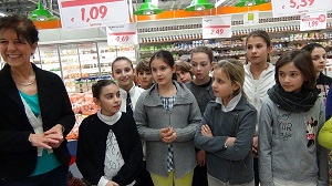 イタリアの子どもたちも店舗でお買い物