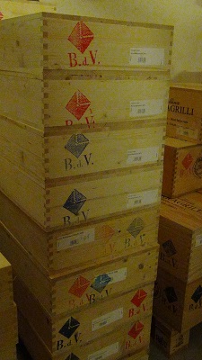 ワインの保存の仕方は、３つ。保存箱に３つの色で判が押されている。 赤色がテイスティング用。授業にも使う。青色が保存（バンク用）。黒が販売用
