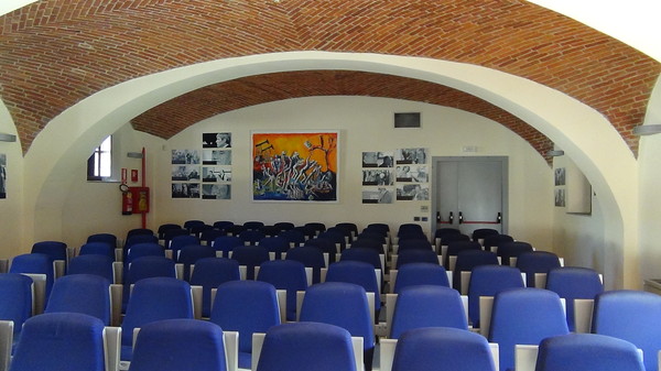 倉庫を改装して作られた大型教室。講演などもここで行われる
