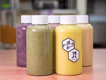 正面左から「ほうれん草味噌」「パイン甘酒」