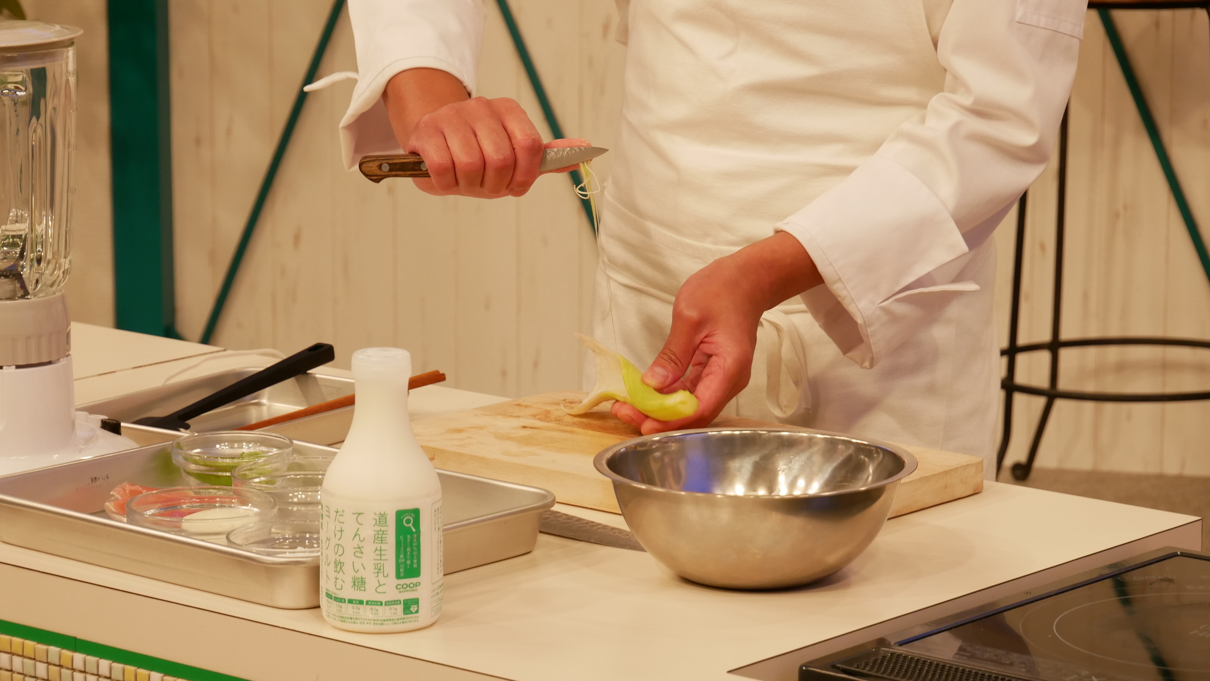 セロリのすじは軽く引っ張ると簡単に取れます。